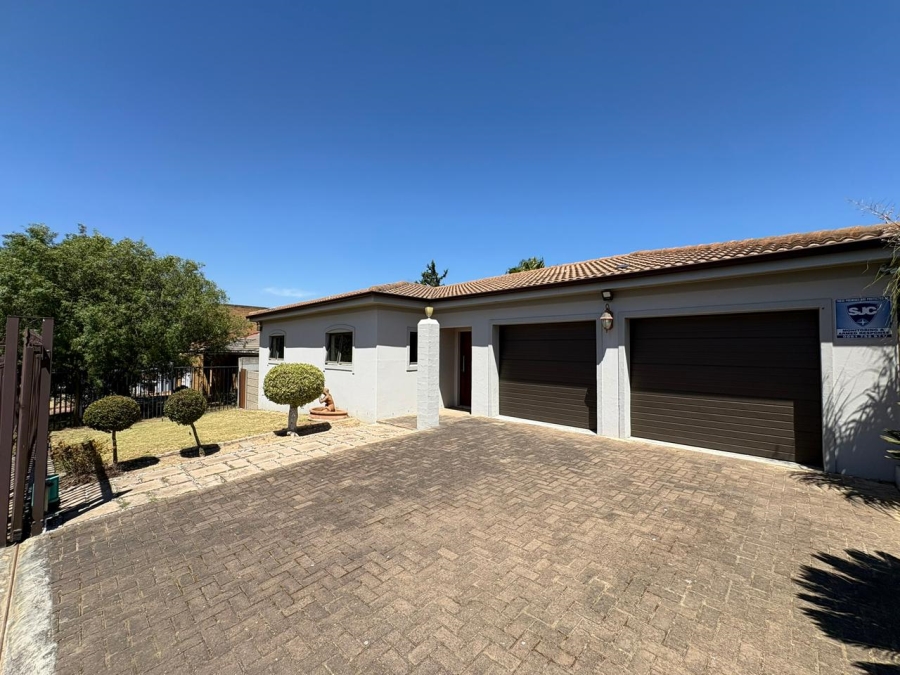 To Let 4 Bedroom Property for Rent in Uitzicht Western Cape